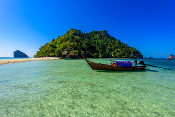 Obraz premium View to Chicken island. Paradise beach at island Koh Kai, Koh Tup & Koh Mor. Andaman sea, Krabi province, Thailand.