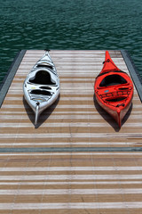 zwei Kayak auf dem bootssteg