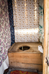 traditionelles Plumpsklo als öffentliche Toilette in der Ruine von Stolzenburg