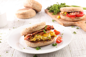 muffin with fried egg and bacon