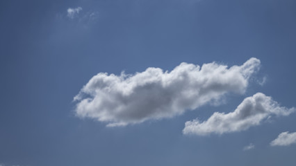 푸른 하늘아래 구름 한조각