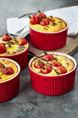 Mini quiche pie with chicken, cheese and tomatoes.