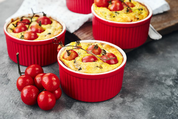 Mini quiche pie with chicken, cheese and tomatoes.