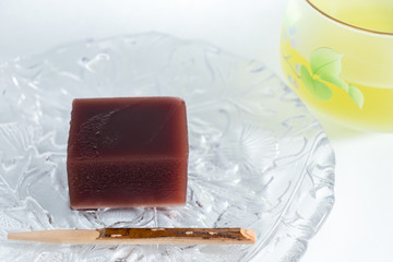 冷やした水ようかんとお茶で休憩