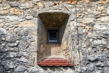 Kleines rechteckiges Fenster in einer dicken Mauernische mit rotem Ziegel Simsen der Burg Lichtenstein, in Deutschland auf der schönen schwäbischen Alb. © Jan