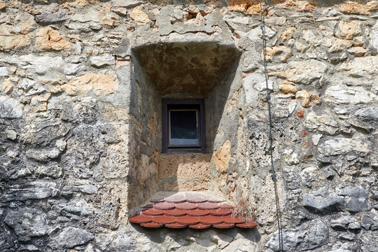 Kleines rechteckiges Fenster in einer dicken Mauernische mit rotem Ziegel Simsen der Burg Lichtenstein, in Deutschland auf der sch&ouml;nen schw&auml;bischen Alb.
