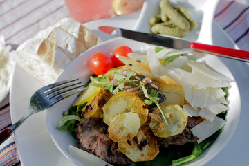 Salade de pommes de terre croustillantes au boeuf