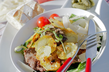 Salade de pommes de terre croustillantes au boeuf