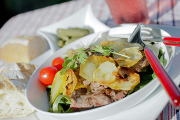 Salade de pommes de terre croustillantes au boeuf