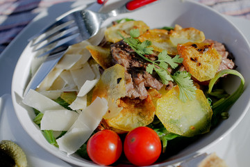 Salade de pommes de terre croustillantes au boeuf