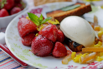 Fraises poelees aux baies, glace à la vanille