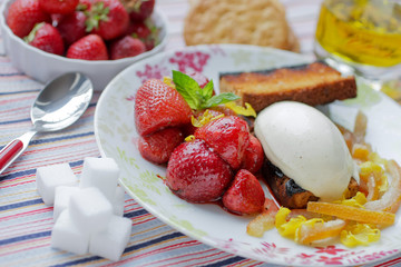 Fraises poelees aux baies, glace à la vanille