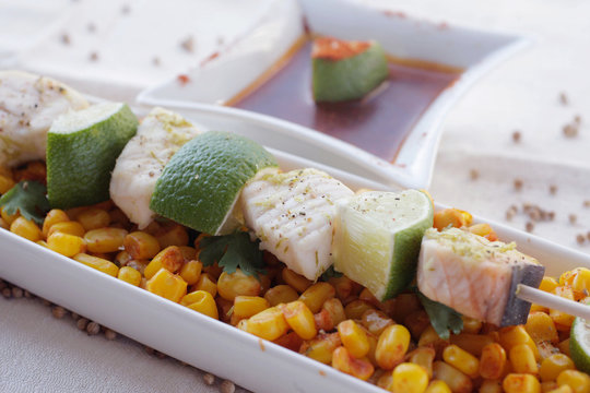 Brochettes d' espadon marin&eacute; au jus de citron vert et au lait de coco