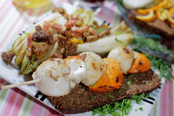 Noix de Saint Jacques au pain noir et aux endives à l'orange