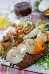 Noix de Saint Jacques au pain noir et aux endives à l'orange