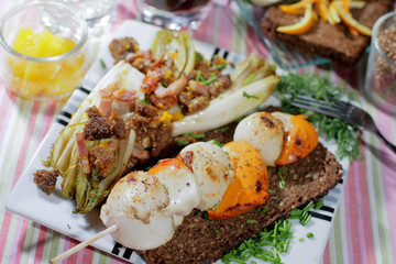 Noix de Saint Jacques au pain noir et aux endives à l'orange