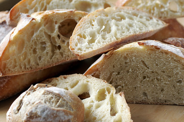 Assortiment de pain pose sur table en bois