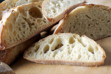 Assortiment de pain pose sur table en bois