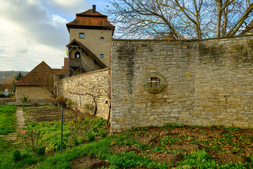 Fototapeta premium Weinort Sommerach und die Weinberge auf der Weininsel an der Vokacher Mainschleife, Landkreis Kitzingen, Unterfranken, Franken, Bayern, Deutschland