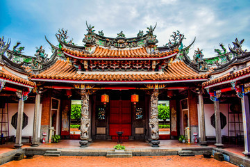 Naklejka premium Original taiwanese old temple with rich decoration in Taichung