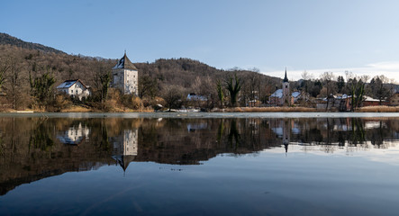 Fototapeta premium A view of the lake and church of Sankt Jakob am Thurn near Salzburg in Austria.