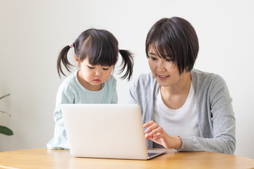 子供　女性　在宅勤務