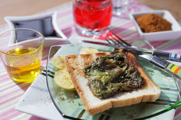 Salade de Mer sur tartine de pain