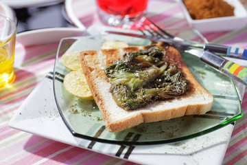 Salade de Mer sur tartine de pain