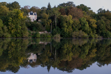 Fototapeta na wymiar Petite maisons au levé du jour sur une rivière en automne à Nantes en France