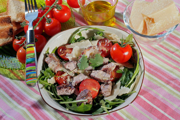 salade d'agneau et de roquette aux copeaux de parmesan et aux tomates cerise
