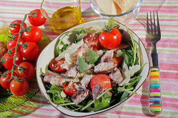 salade d'agneau et de roquette aux copeaux de parmesan et aux tomates cerise