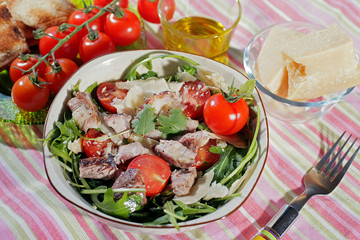 salade d'agneau et de roquette aux copeaux de parmesan et aux tomates cerise