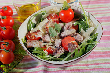 salade d'agneau et de roquette aux copeaux de parmesan et aux tomates cerise