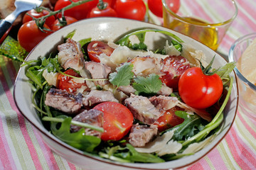 salade d'agneau et de roquette aux copeaux de parmesan et aux tomates cerise