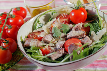 salade d'agneau et de roquette aux copeaux de parmesan et aux tomates cerise