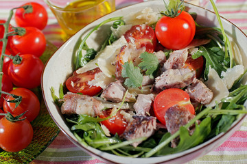 salade d'agneau et de roquette aux copeaux de parmesan et aux tomates cerise