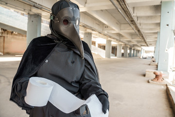 Obraz premium plague doctor in an empty city on an empty marina