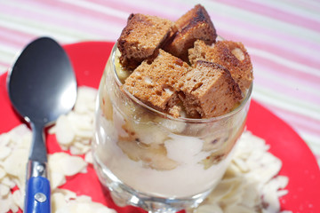 Verrine de pain d'épices,bananes poêlées à l'anis vert et crème au fromage blanc