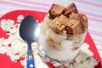 Verrine de pain d'épices,bananes poêlées à l'anis vert et crème au fromage blanc