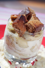 Verrine de pain d'épices,bananes poêlées à l'anis vert et crème au fromage blanc