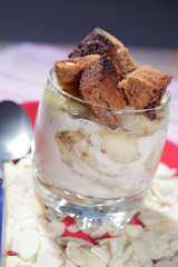 Verrine de pain d'épices,bananes poêlées à l'anis vert et crème au fromage blanc