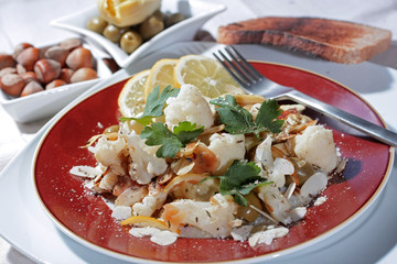 Poêlée de fonds d'artichauts au chou fleur et aux amandes