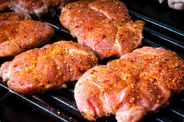 Schweine-Steaks am Grill