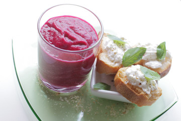 Gaspacho de betterave et croquant de froamge frais