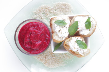 Gaspacho de betterave et croquant de froamge frais