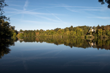 Panorama sur une rivière en automne à Nantes en France