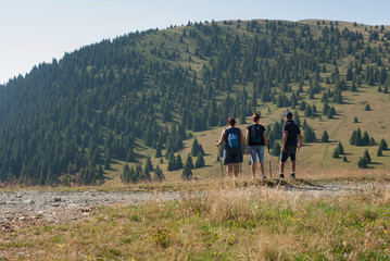 Obraz premium gli escursionisti ammirano il panorama montano