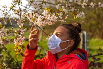 maedchen mundmaske blühten frühling