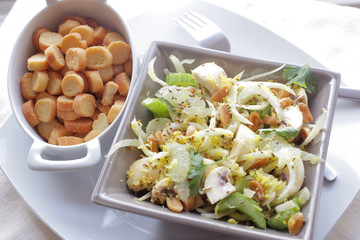 Salade de champignons de Paris crux au fenouil, celeri et au citron
