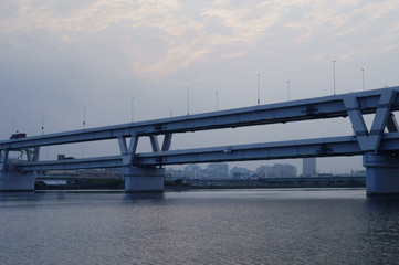 Fototapeta na wymiar 東京日本の湾岸を駆け抜け抜け網羅する立体の高速道路